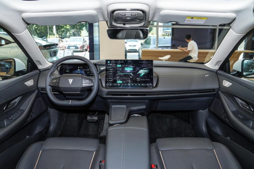 特斯拉Model 3的竞品，最高纯电续航705km，深蓝SL03产品力