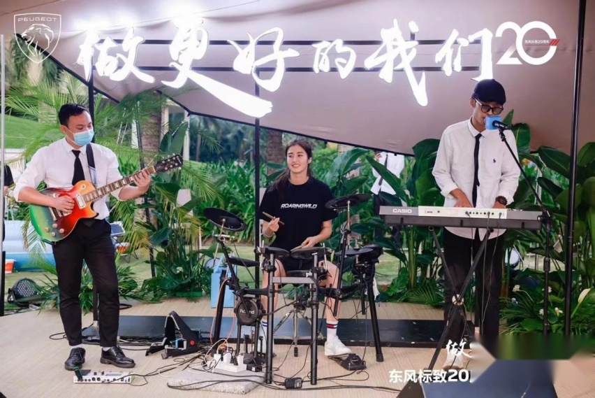 东风标致20周年庆现场交付 最美女足门将赵丽娜喜提新408