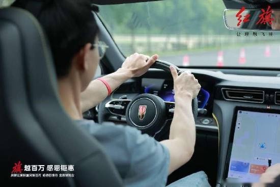 庆新红旗销量突破百万-感恩回馈月全国试驾会@武汉站