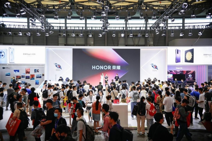 荣耀魔法空间亮相Chinajoy，首个折叠屏电竞比赛惊艳全场