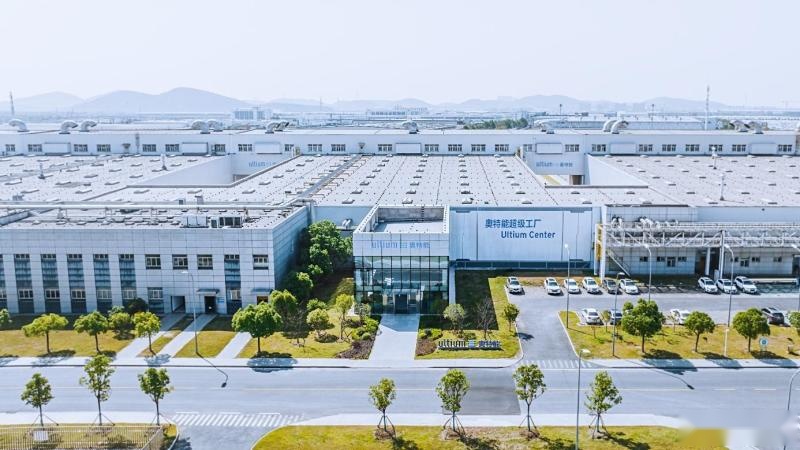 上汽通用汽车武汉奥特能超级工厂竣工投产纯电SUVE5试装车下线