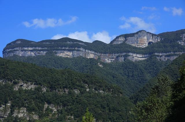 平衡生活与远方，跟赛力斯车友探寻金佛山的绝壁栈道