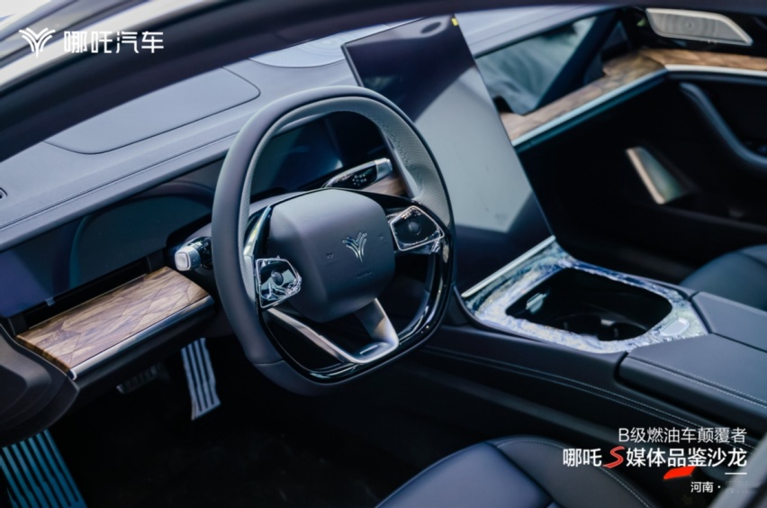 B级燃油车颠覆者,哪吒S增程版实力演绎2023最强增程轿跑