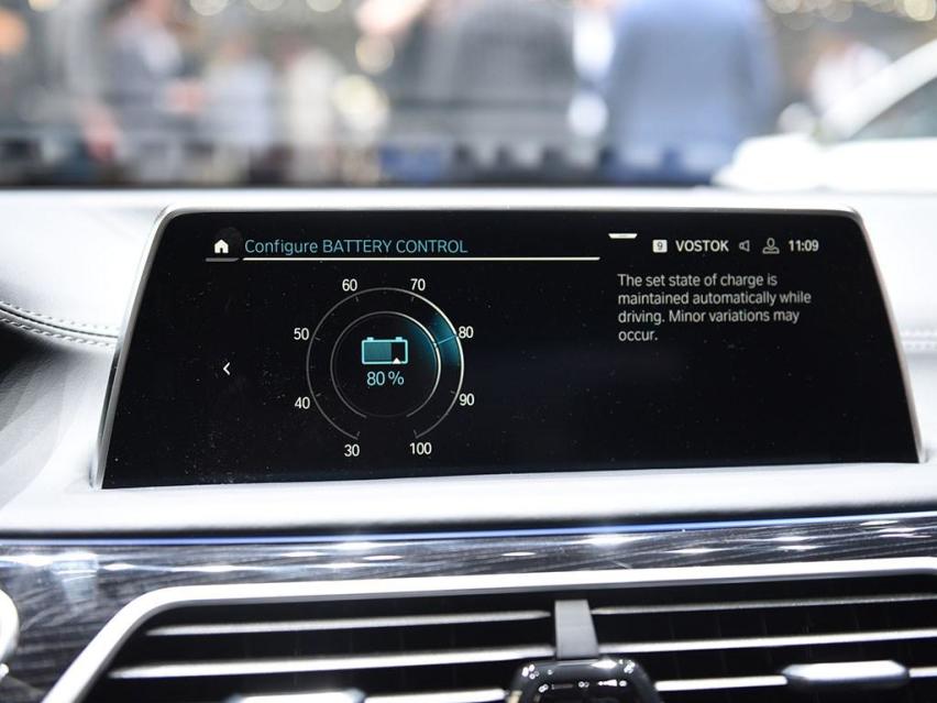 宝马7系的3.0T V6带插电混动，5秒破百很高级，且兼顾运