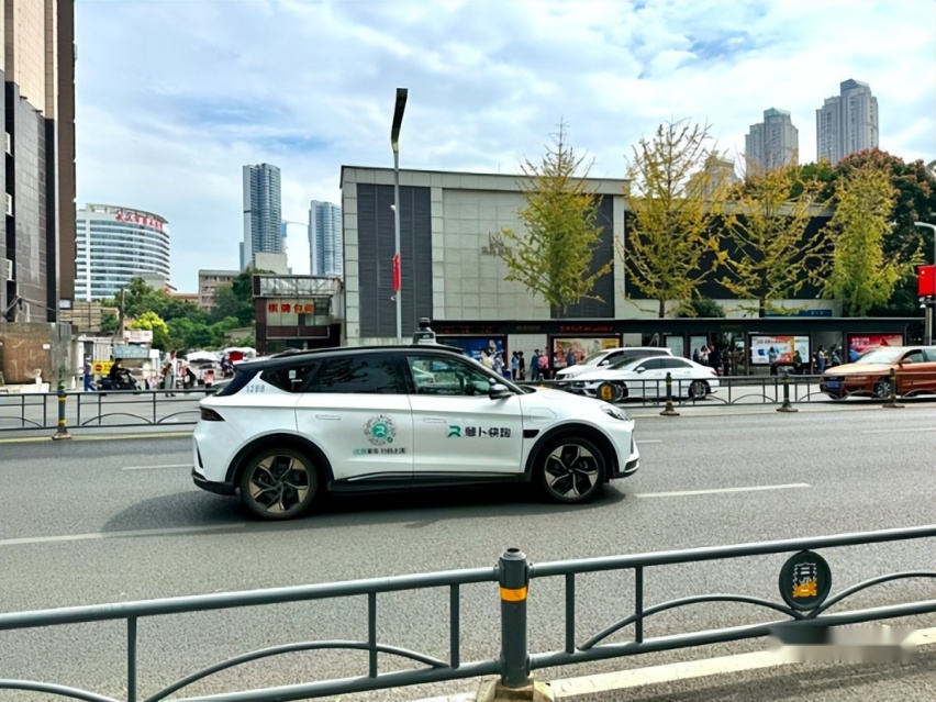 当“土萝卜”撞上“洋萝卜”，特斯拉与萝卜快跑谁会笑到最后？