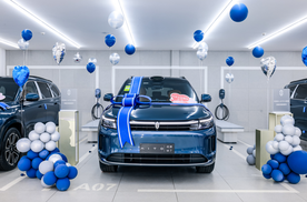 问界新M7 Ultra上市即交付 张兴海余承东两地为首批用户交车