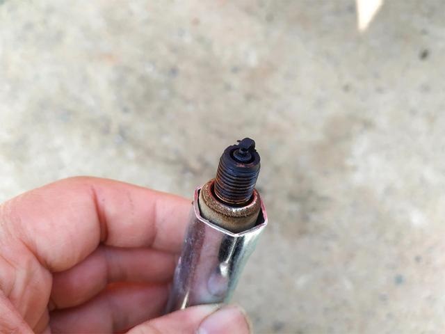 摩托车打不着火：拆下火花塞，小刀刮两下就好了，这是什么原理？