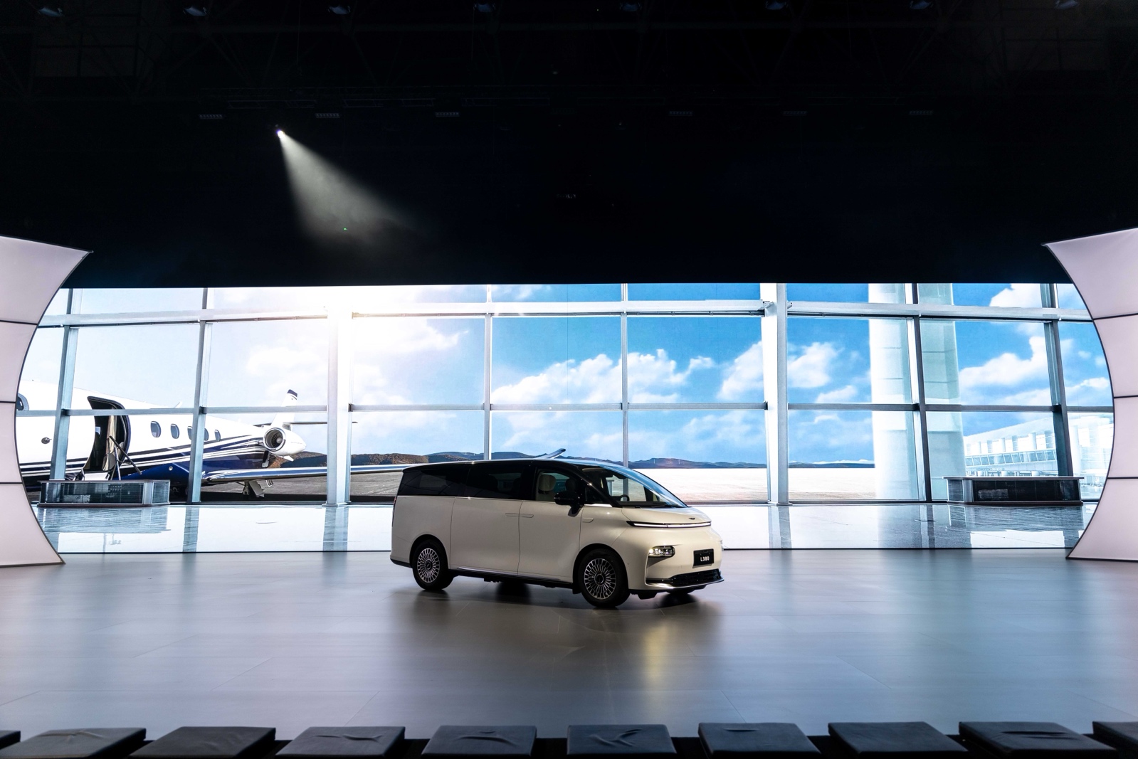 30萬(wàn)級(jí)最大最豪華純電MPV上市!吉利銀河翼真L380 29.99萬(wàn)元起售 30萬(wàn)級(jí)最大最豪華純電MPV上市!吉利銀河翼真L380 29.99萬(wàn)元起售