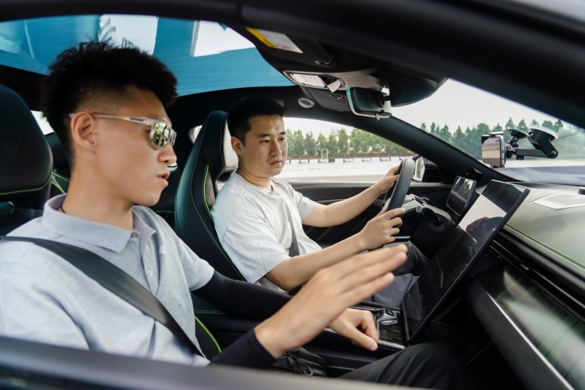 二十万圆梦超跑？——凯泽赛道试哪吒GT