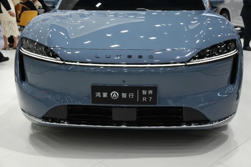 剑指Model Y 鸿蒙智行首款轿跑SUV智界R7正式上市 售25.9