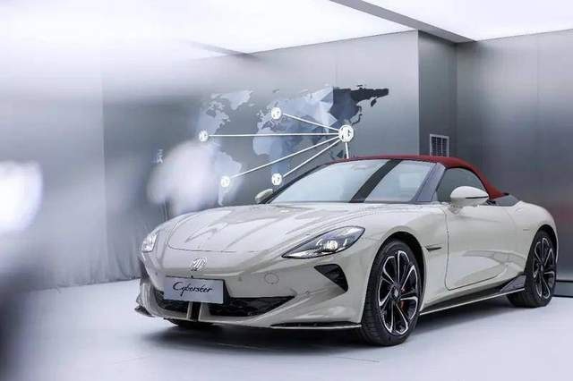 中国人造的首款纯电敞篷跑车！MG Cyberster上市，31.98万