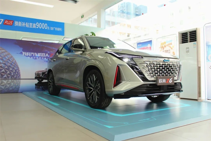 抢先实拍长安欧尚Z6，1.5T输出188马力，外观极科幻的大五座SUV