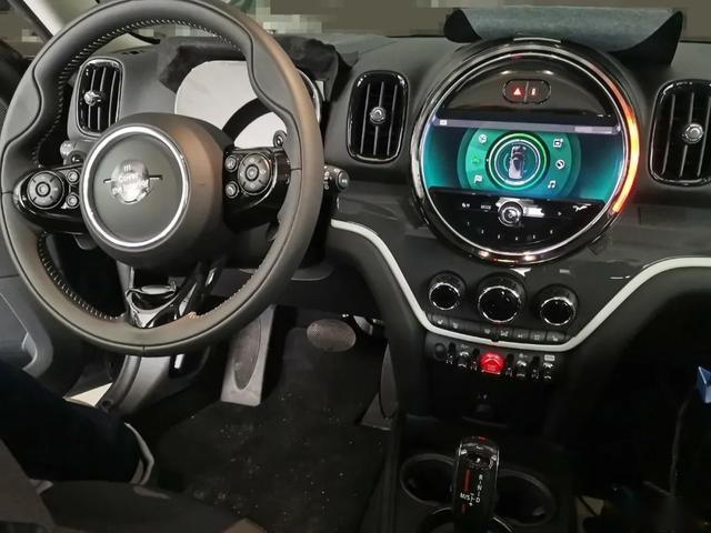 在纽伯格林，我们逮到了新款MINI Countryman