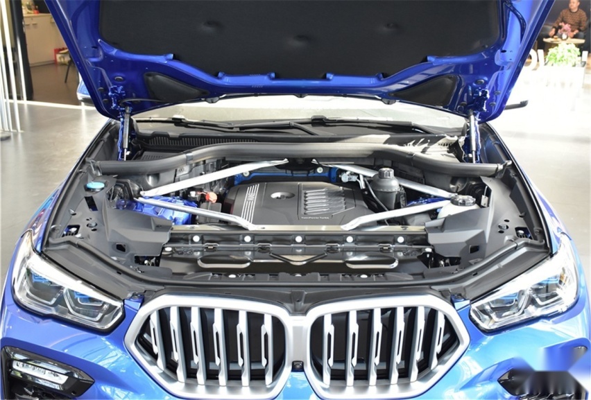百万级Coupe SUV实拍对比 宝马X6和奥迪Q8谁更香？