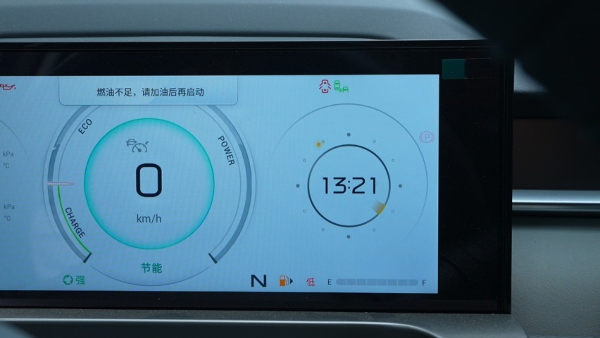 以一种炫酷的方式挑战官方油耗，TA能否成功？
