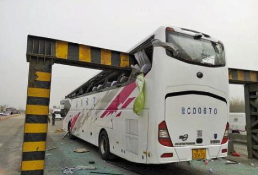 小学春游大巴撞上限高桥梁，大半车顶都削没了，司机心真大！