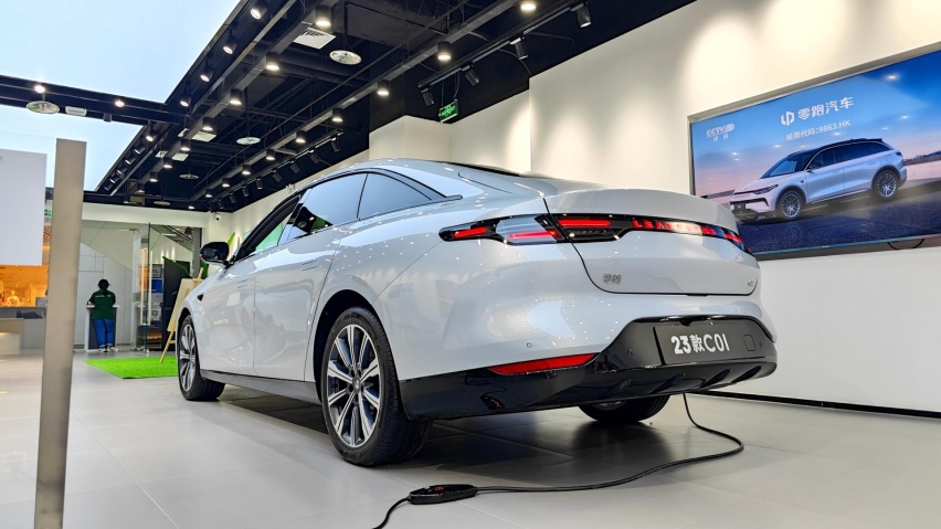 售价14.98万元起的中大型纯电轿车 探店实拍零跑C01 性价比如何？