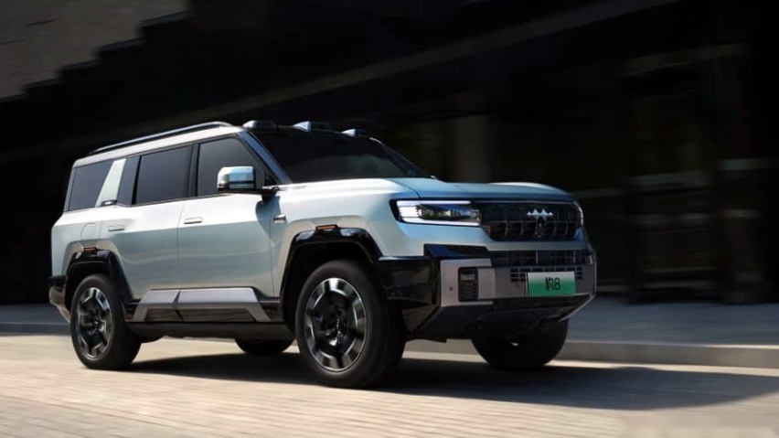 比亚迪旗舰大型SUV「方程豹豹8」2.0 PHEV输出748匹马 挑战