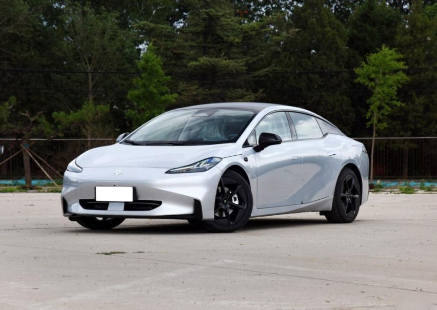 埃安推出的轿跑车型——Hyper GT，出自AEP3.0，未来感很强