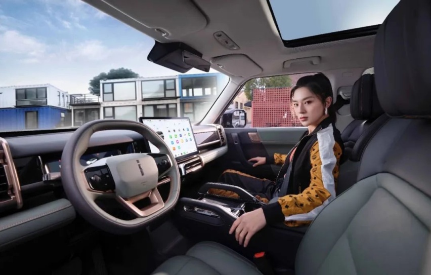 会玩梗的 iCAR 03，如何用最硬核的方式面向年轻人？
