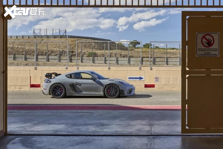 赛道属性拉满 保时捷718 Cayman GT4 RS售价157.8万