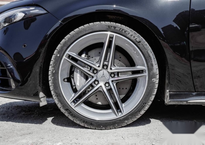 传统大厂的性能车，奔驰AMG A45，属于入门的AMG车型