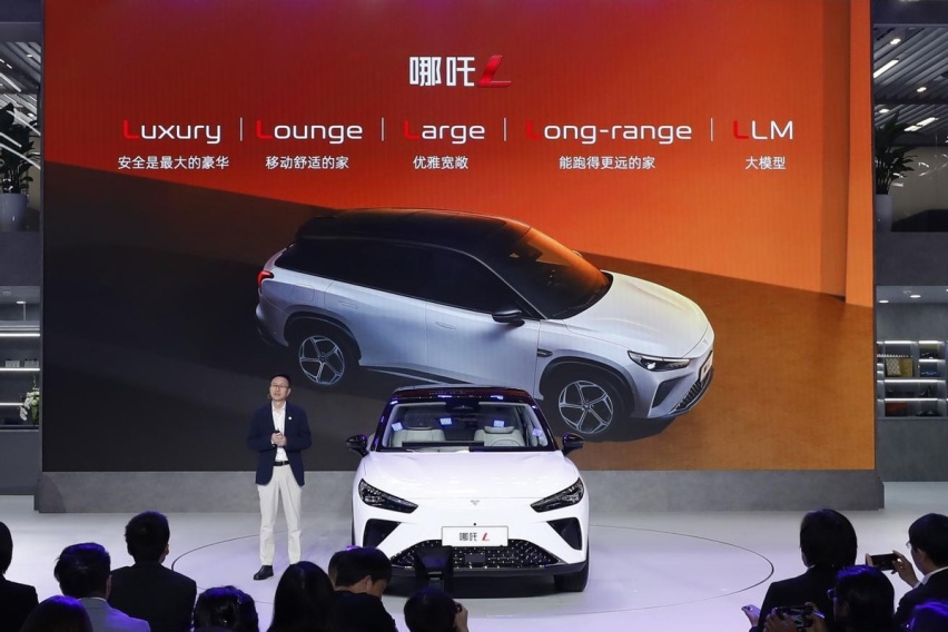 北京车展丨哪吒汽车“亮大招”，开启AI大模型定义汽车新时代
