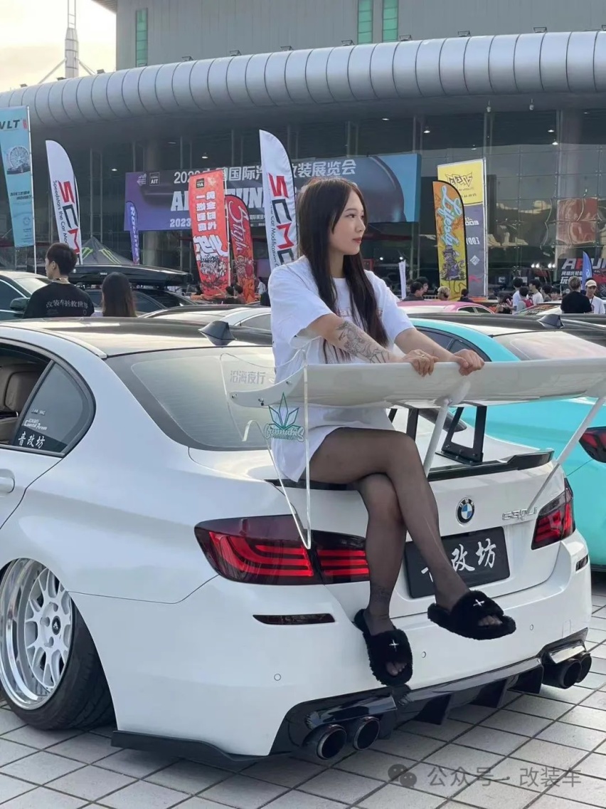 尾翼能晾衣服的姿态风宝马528Li，让原本低调的外观变得很战斗