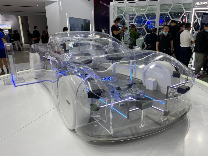 这个透明车，基本集成了华为目前在智能汽车领域中的技术