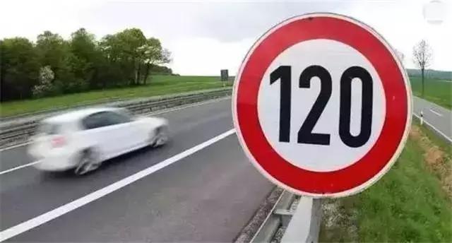 在高速上跑120km/h，前方突然限速80km/h，要不要刹车？