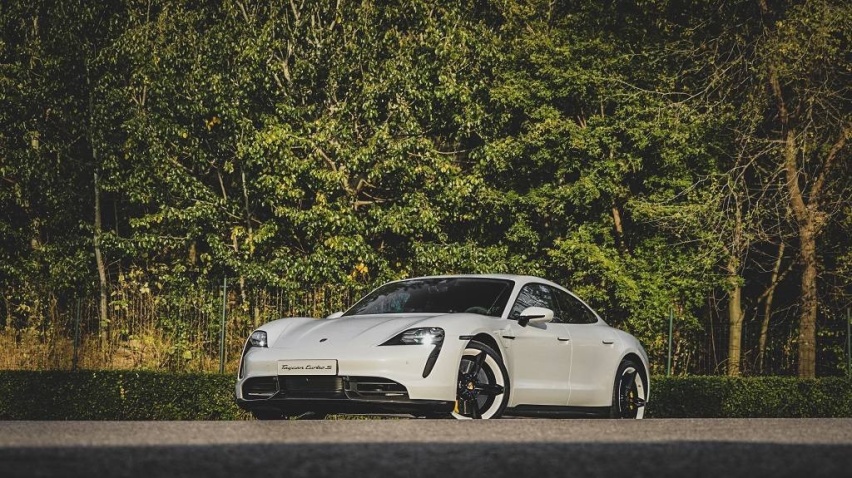 实拍！保时捷Taycan Turbo S，将科技武装到牙齿！