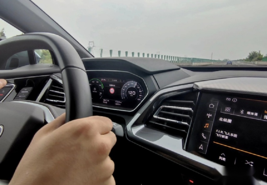 试驾奥迪Q4 e-tron，一台有着燃油车驾驶质感的纯电动汽车