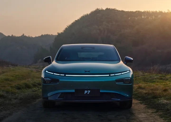 25万如何选新能源车？小鹏P7i对比特斯拉Model 3