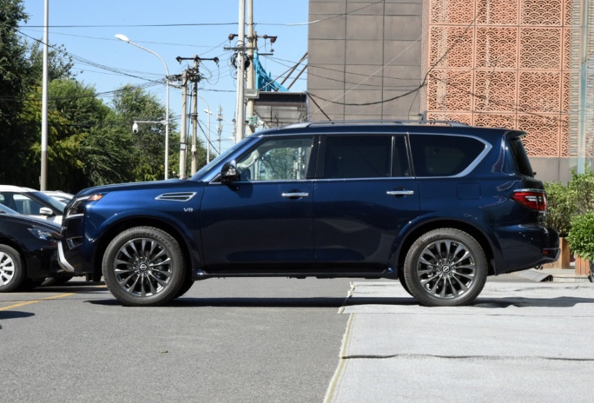 车长超5米3，后排座椅可放平，搭载5.6L V8引擎，气场比奥迪Q7强
