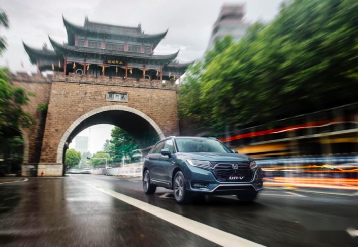 这款中型SUV，搭载1.5T+CVT动力组合，油耗7.2L