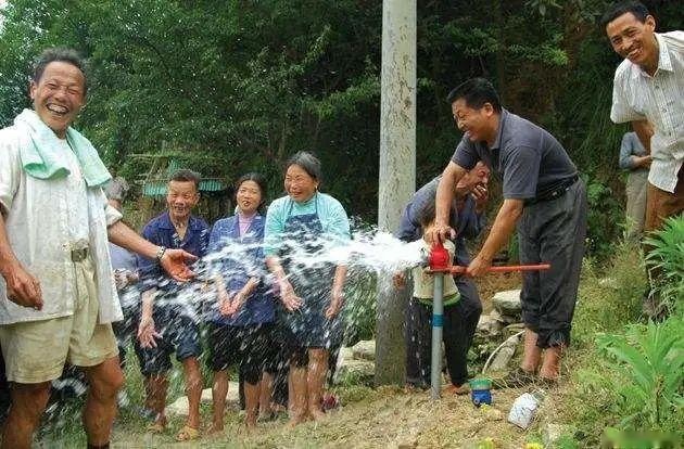 正面刚老年代步车，MINI EV想革了谁的命