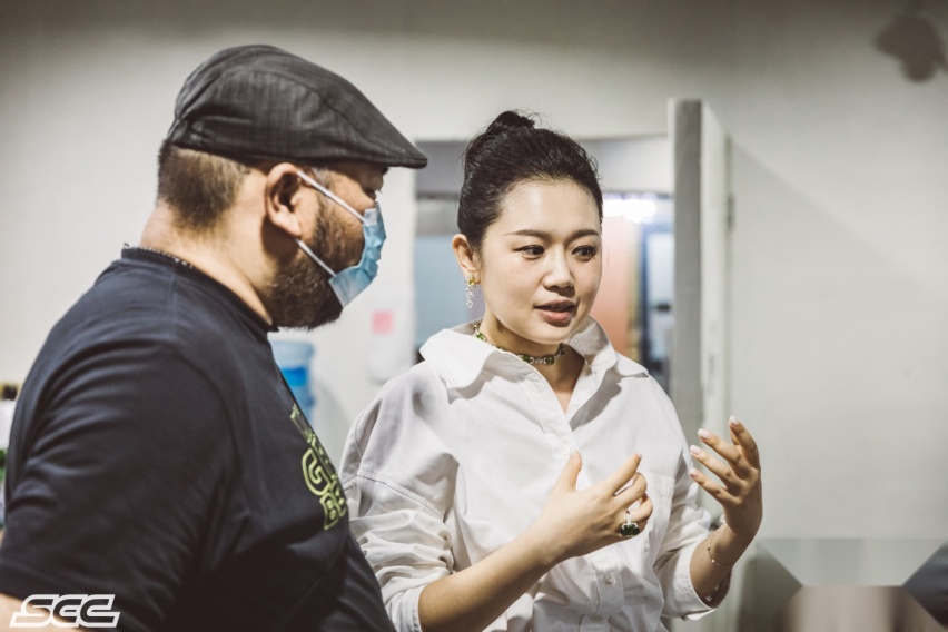 珠宝设计师体验阿斯顿·马丁DBX，用温柔的力量唤醒世界