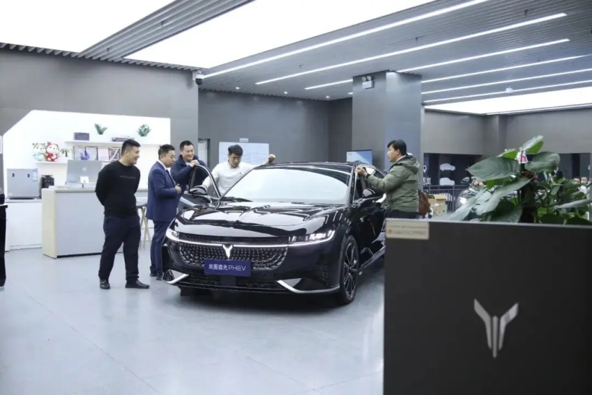 探店“新行政电动旗舰”岚图追光PHEV，车长超5米，轴距达3米