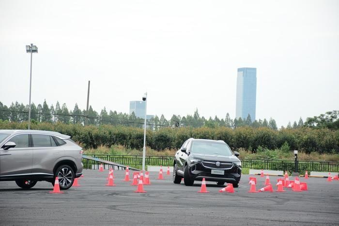 全新荣威RX5 场地对比别克昂科威 究竟谁的“威”力更大
