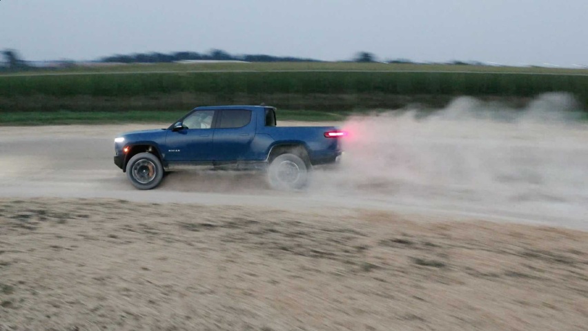 Rivian R1T纯电皮卡下线，配置完善，拥有半自动驾驶技术