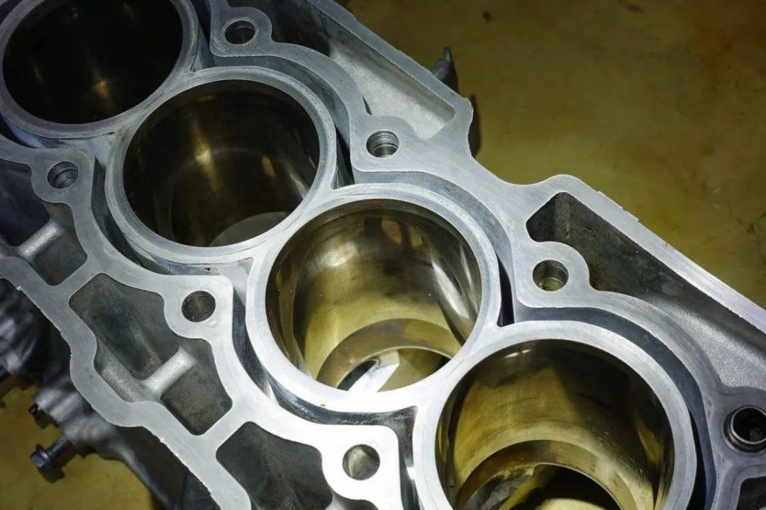 发动机气缸为什么不是均匀磨损?这种不规则磨损是如何造成的?