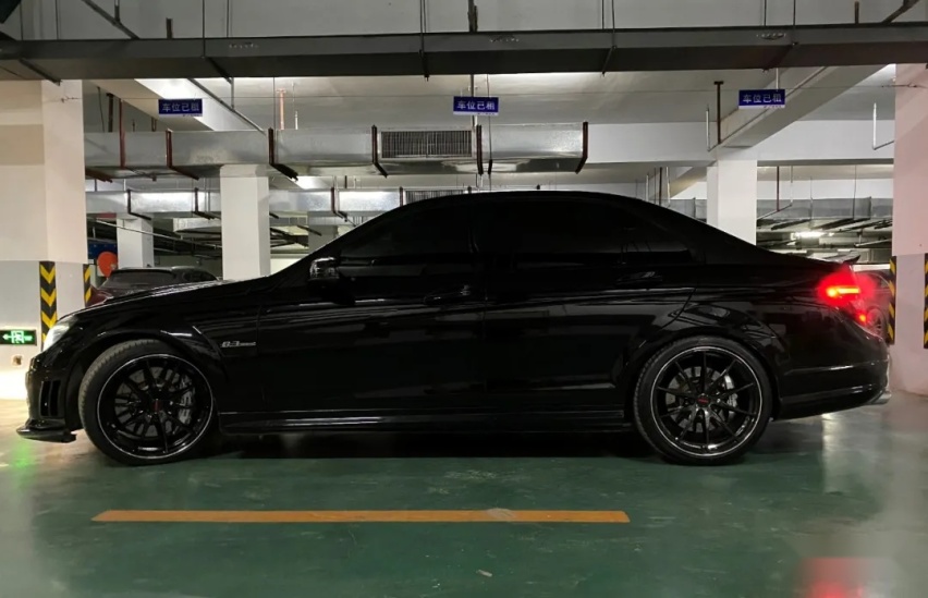 580马力肆意撒欢的奔驰C63 AMG，只是车库的冰山一角？