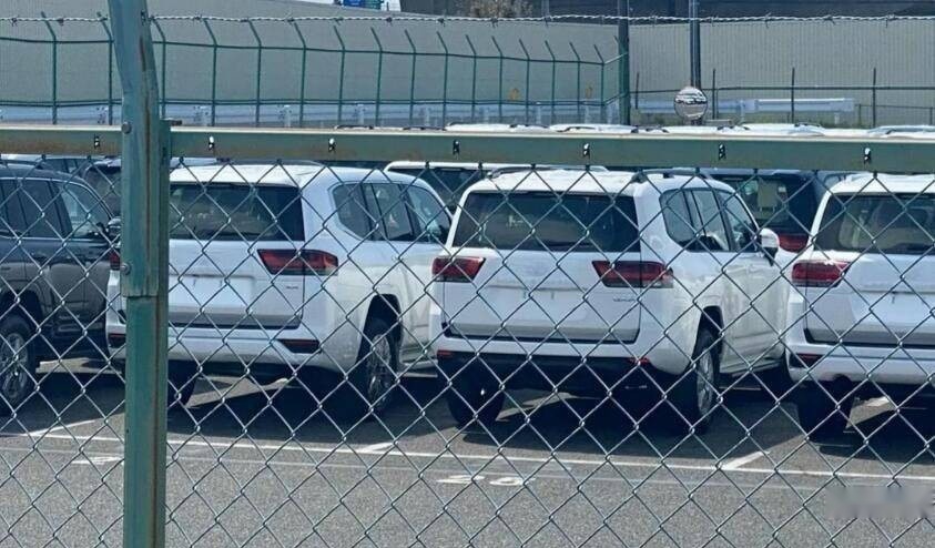 全新兰德酷路泽LC300来袭，霸气硬朗造型设计，有望成爆款？