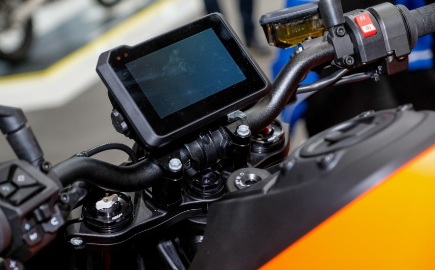 这个头，只有KTM做得出来！KTM 990 DUKE狙击眼前所有弯道
