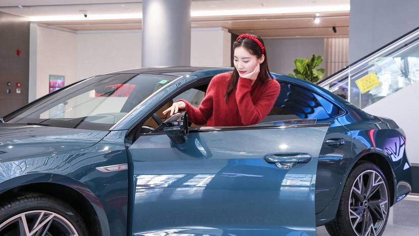 无框车门很拉风，3.0T动力很上头，上汽奥迪A7L到店实拍