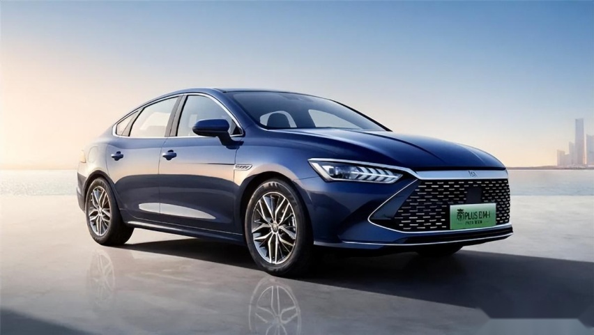 比亚迪秦PLUS DM-i 2023冠军版正式上市，油电同价又要卖疯