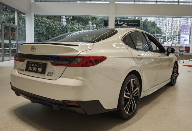 第九代凯美瑞已到店，8155芯片、油耗4.2L，合资车学习国产车？