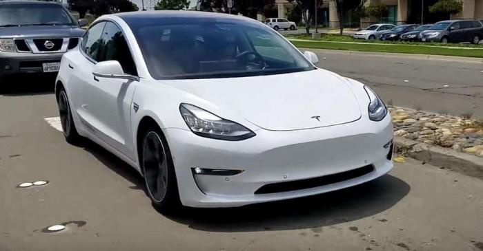 假人撞的稀巴烂，特斯拉Model3主动刹车系统不灵吗？