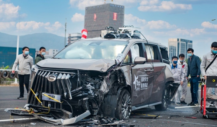自主品牌豪华MPV——传祺M8宗师挑战“碰撞测试”