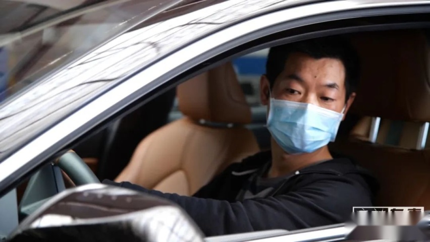 去伪求真，我们随机找了台亚洲龙打开机油盖让真相大白
